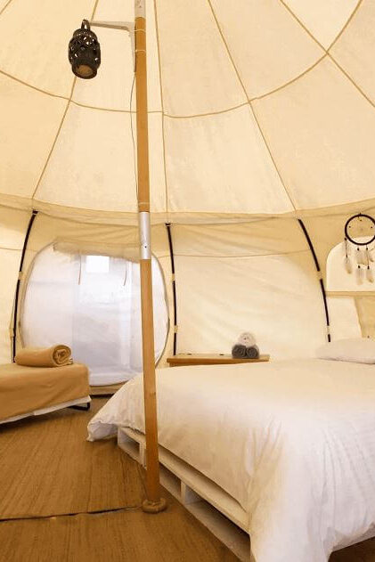 interior de glamping tendo